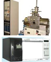 研究成果の実用化例。上: フェライト薄膜製造用スパッタ装置。下:チタン製ガス分析装置。